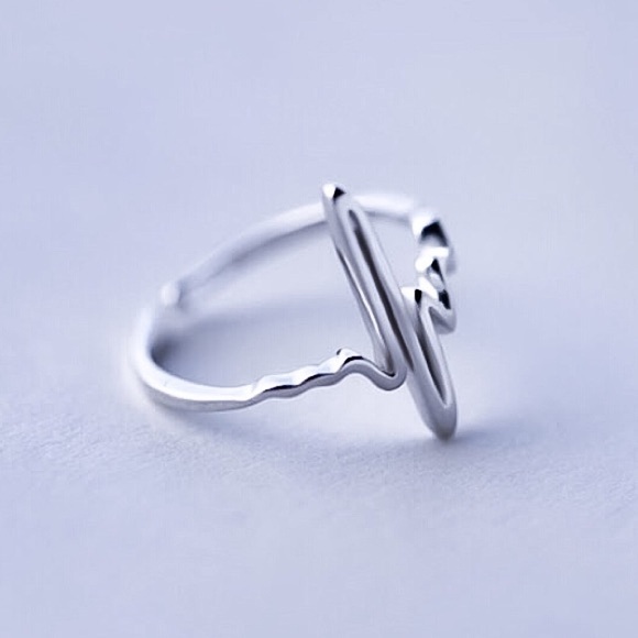 🔵𝟲𝟱%𝗢𝗙𝗙 𝗯𝘂𝗻𝗱𝗹𝗲𝘀 𝟯+🔵 NEW Silver ECG Charm Adjustable Ring - Picture 6 of 9